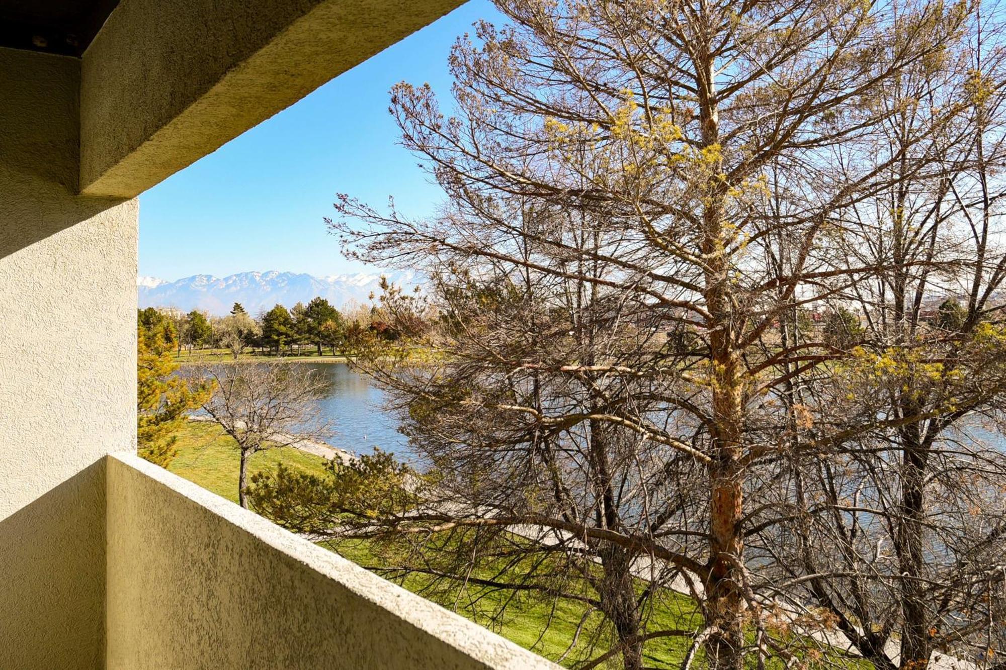 Doubletree By Hilton Hotel Salt Lake City Airport Exterior photo